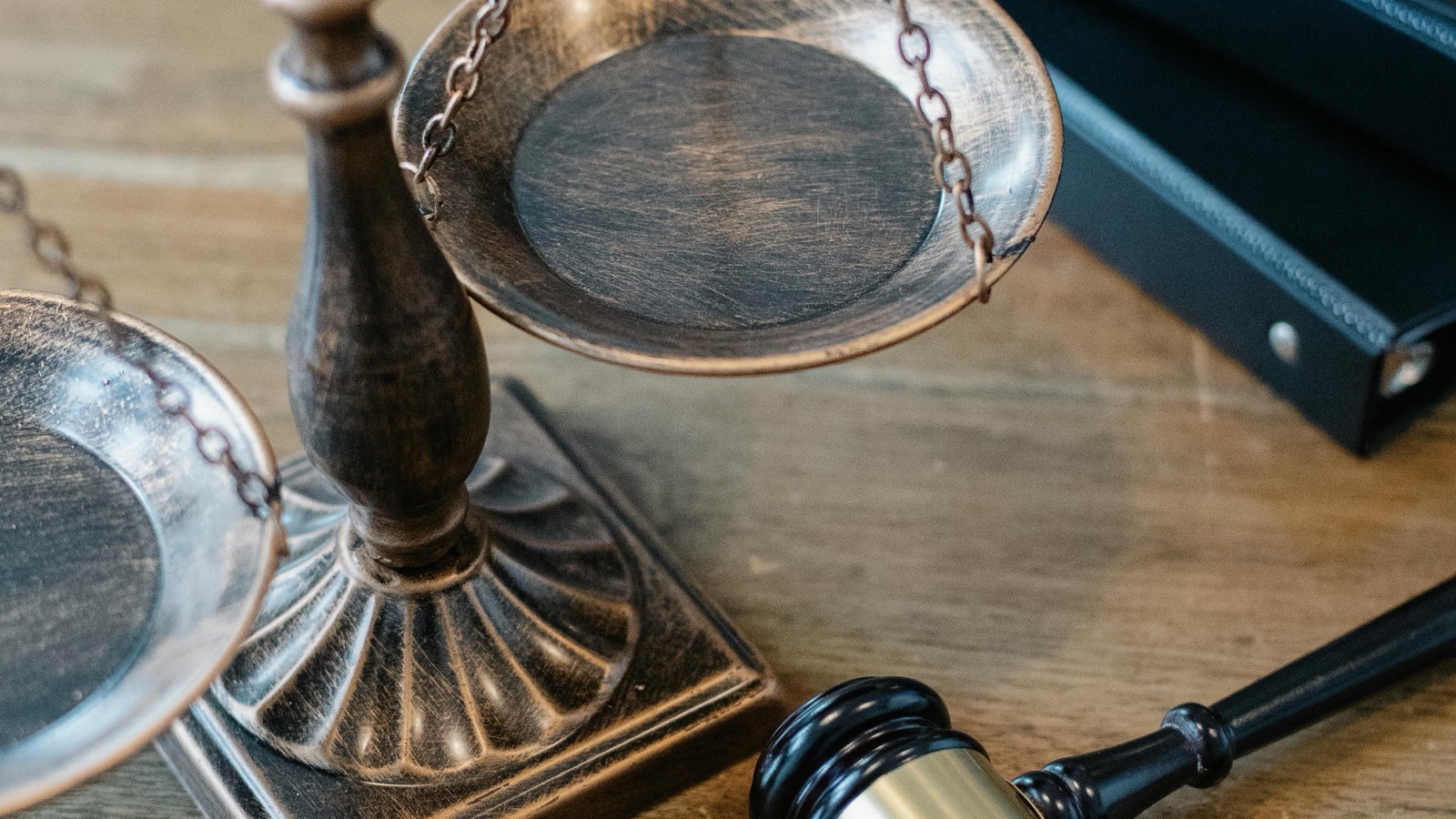 Kodeks cywilny i młotek sędziowski
